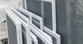 Москитные сетки на пластиковые окна Добрянка купить по цене от 944 руб.